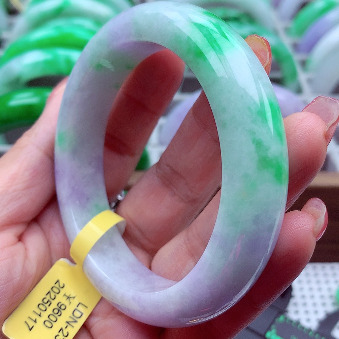 翡翠手镯未镶嵌翡翠