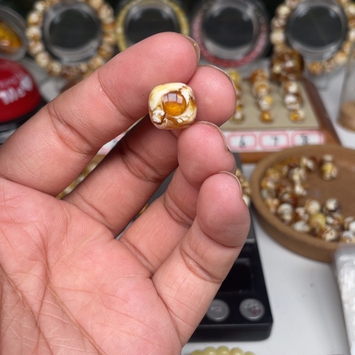 Y***y裸石琥珀未镶嵌27号