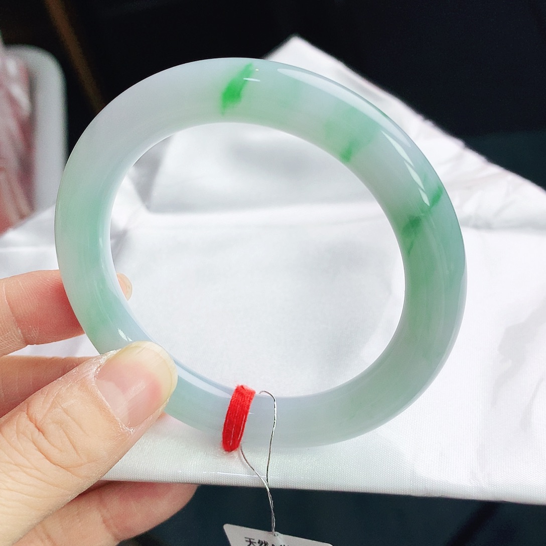 翡翠手镯未镶嵌54圈