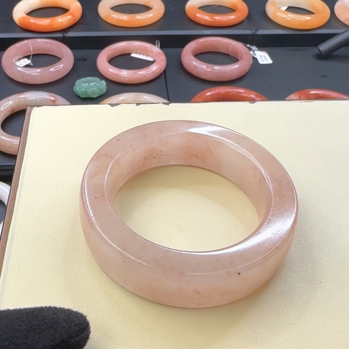 石英质玉手镯未镶嵌土***?