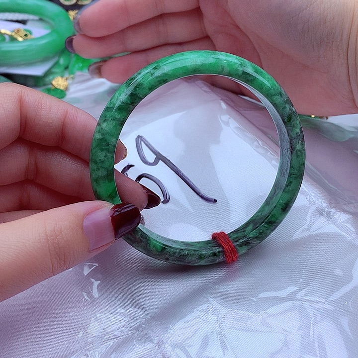 翡翠手镯未镶嵌翡翠