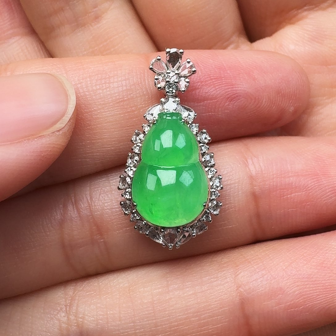 翡翠18K金镶嵌颈饰葫芦