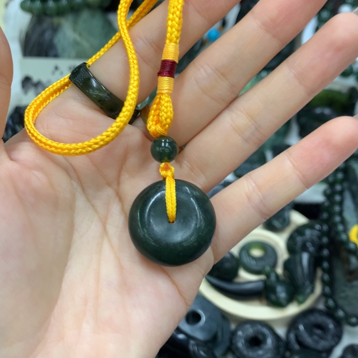 蛇纹石玉未镶嵌颈饰