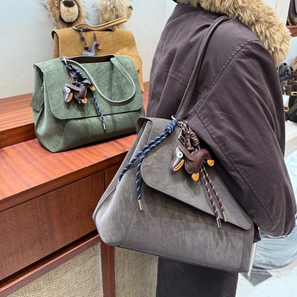 【女包供应链】轻奢时尚百搭潮流女士包包新款鎏光擦色带挂件