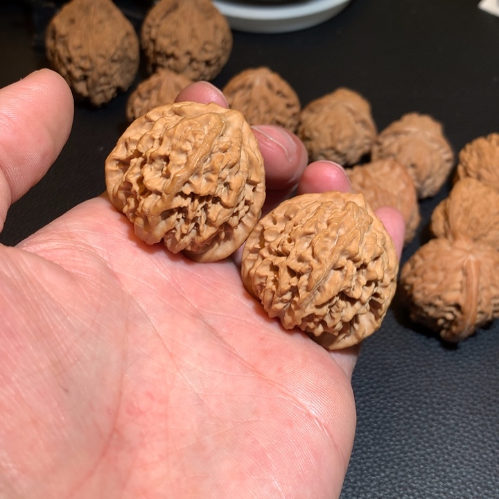 文玩核桃把件三角皇冠39