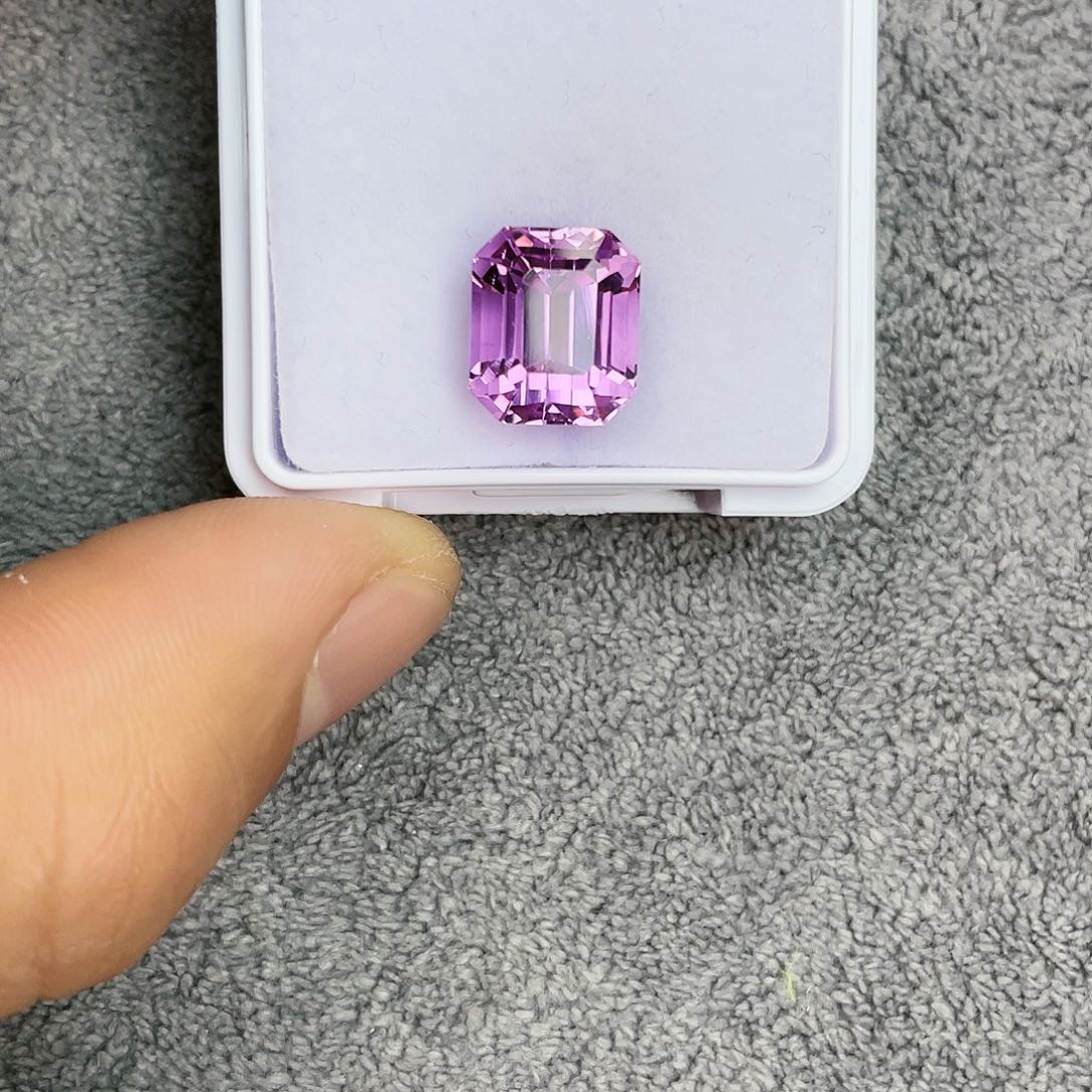 锂辉石裸石未镶嵌9.39Ct。