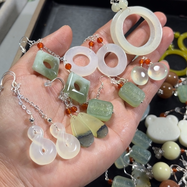 蛇纹石玉耳饰未镶嵌