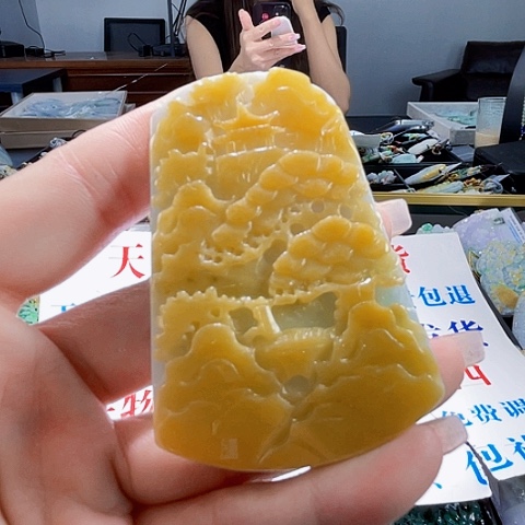 翡翠未镶嵌颈饰一个