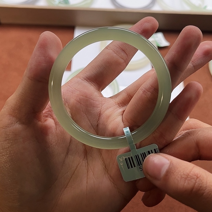 和田玉手镯未镶嵌赫**勃