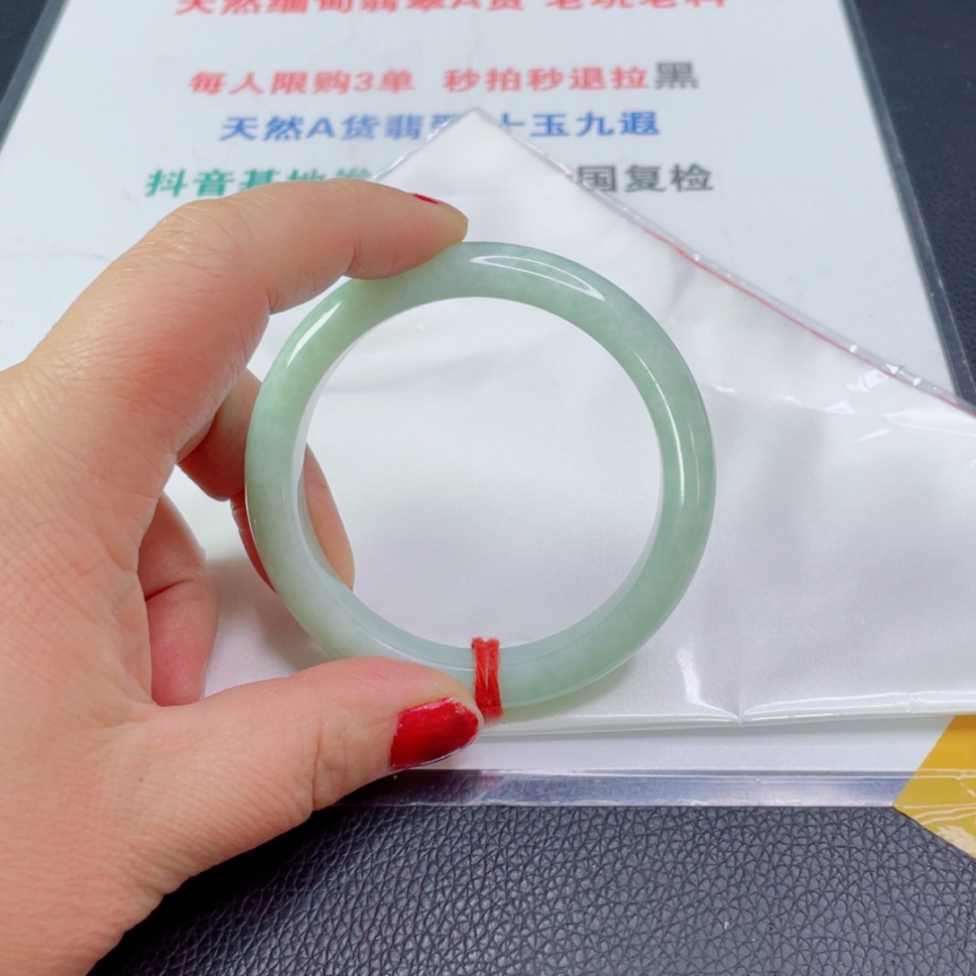 翡翠手镯未镶嵌蓉***?