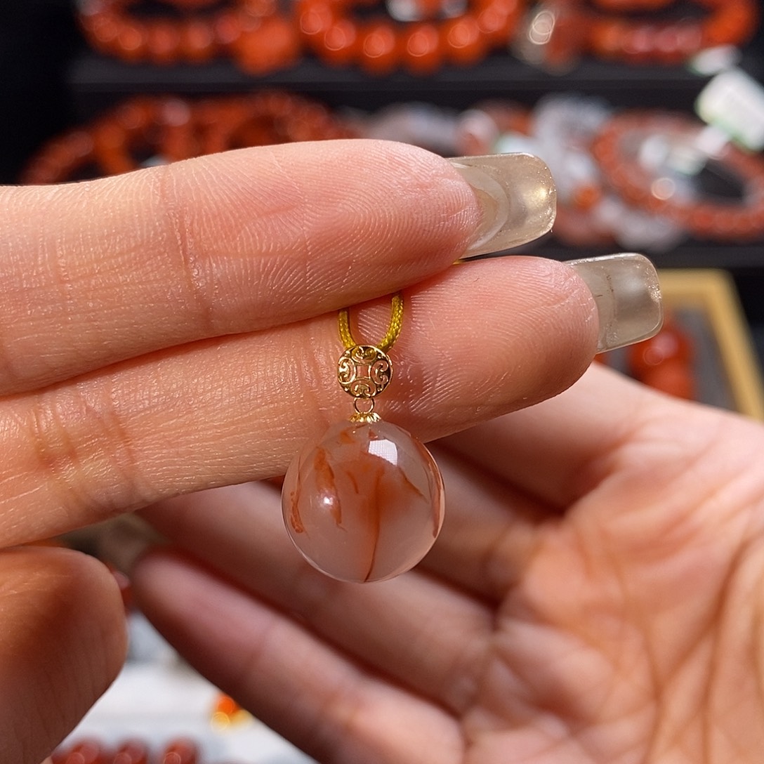 南红玛瑙18K金镶嵌四川凉山冰飘吊坠