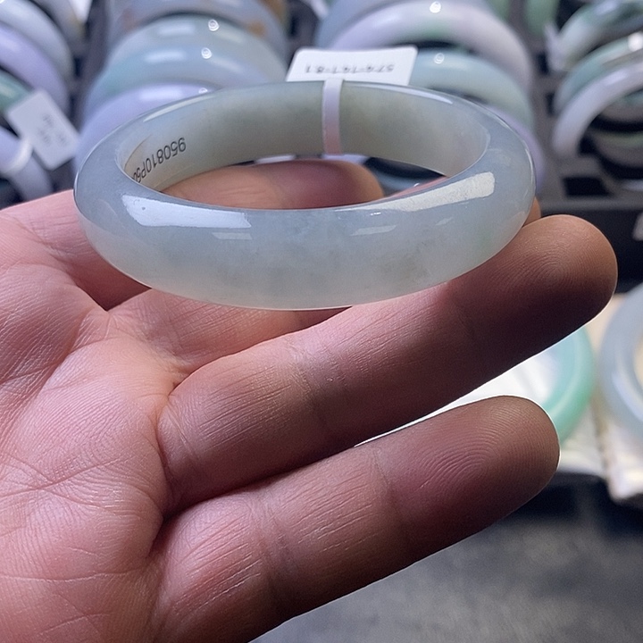 翡翠未镶嵌手镯2、正