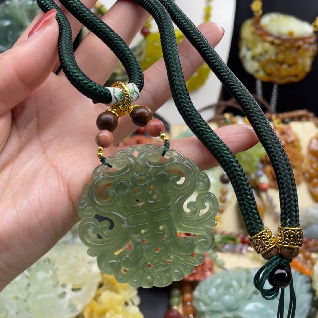 未镶嵌蛇纹石玉颈饰