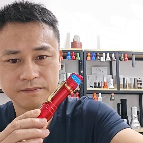 中国红强光手电筒