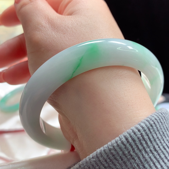 翡翠手镯未镶嵌白底青34细腻