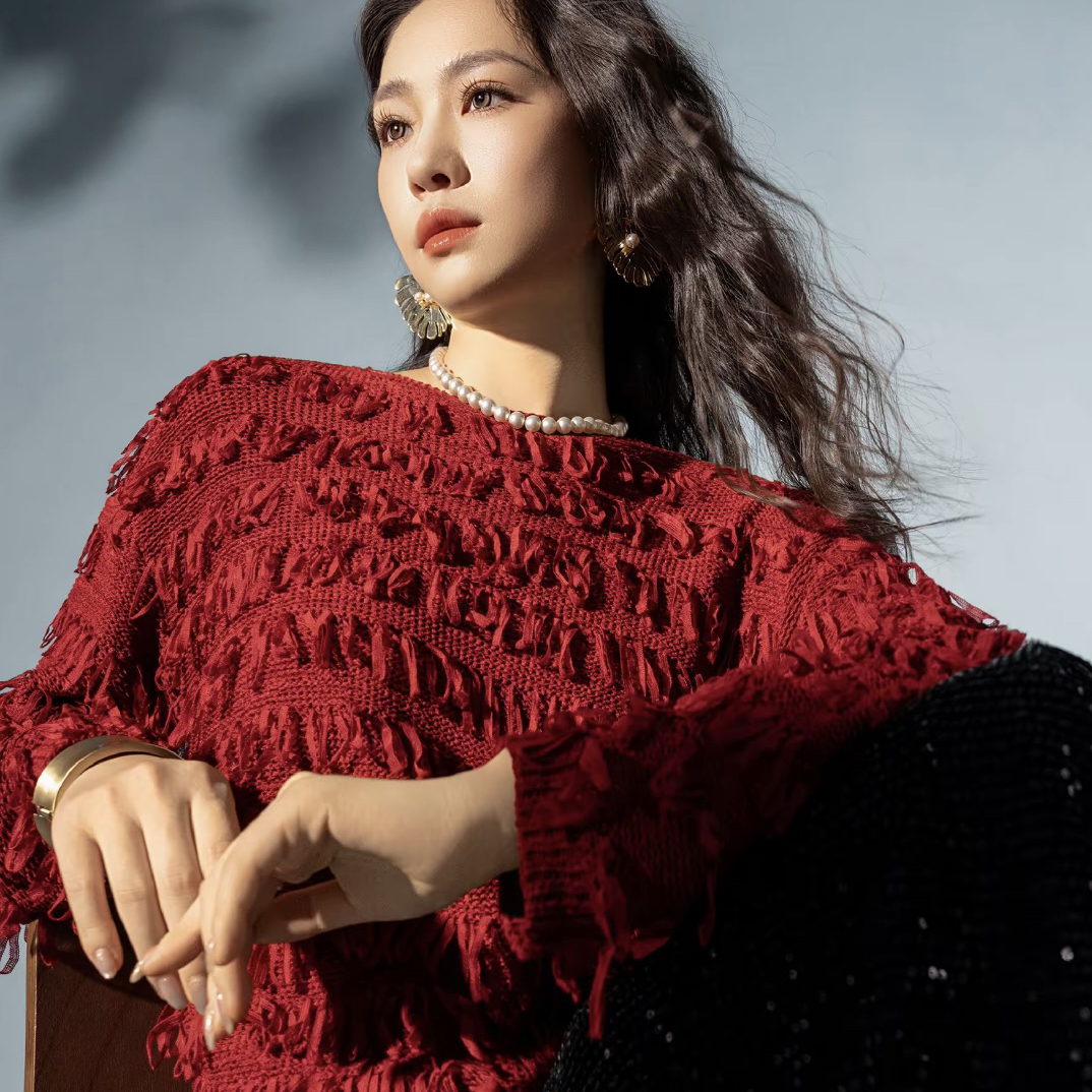 允硕新品时尚百搭圆领镂空流苏女红色休闲气质时髦针织上衣739580
