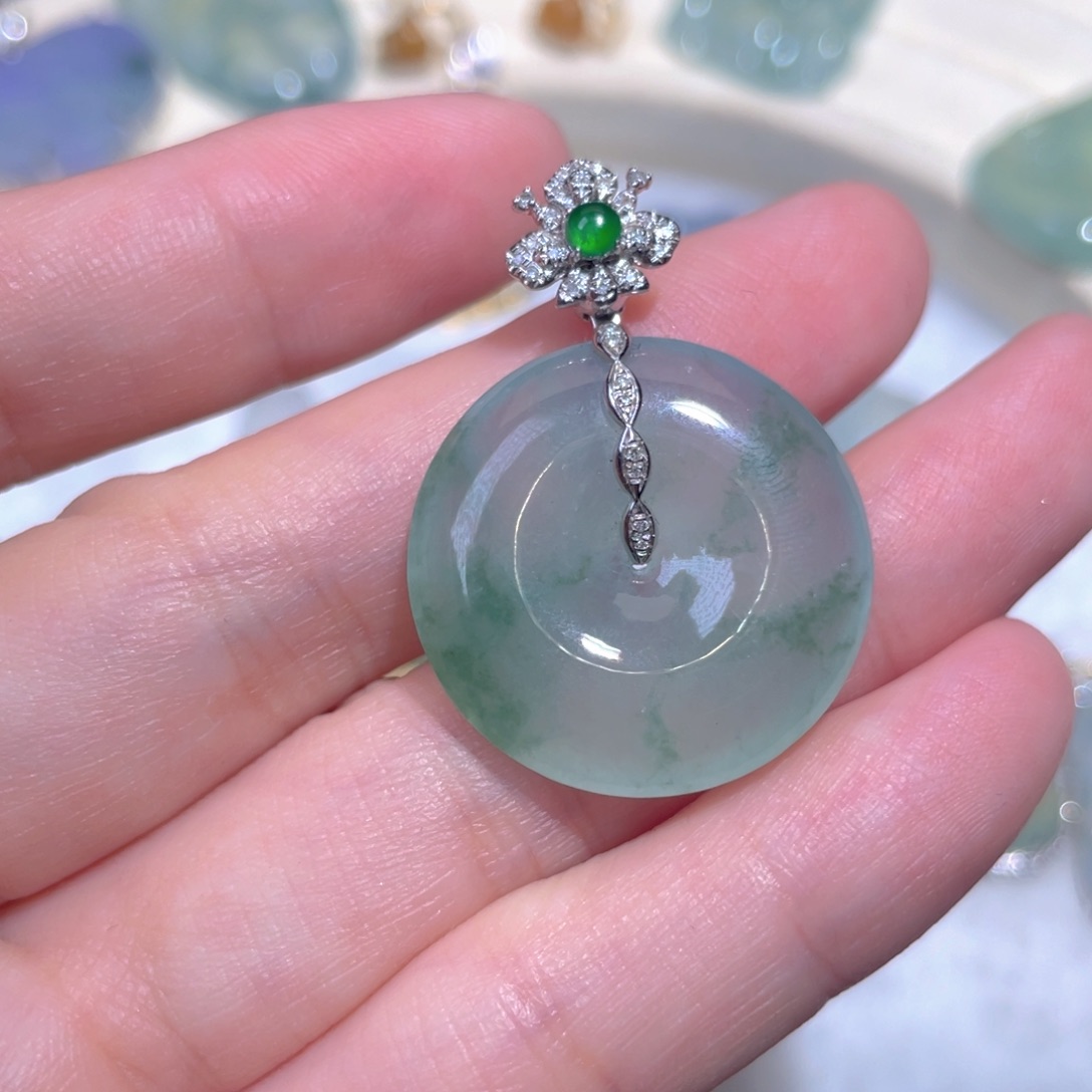 翡翠18K金镶嵌颈饰翡翠