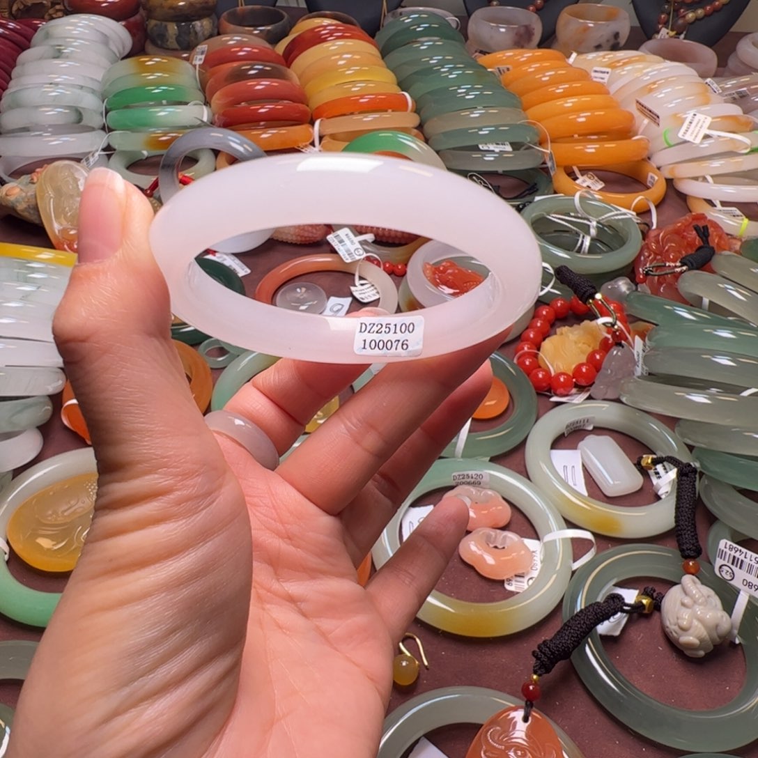 一***树石英岩玉未镶嵌手镯