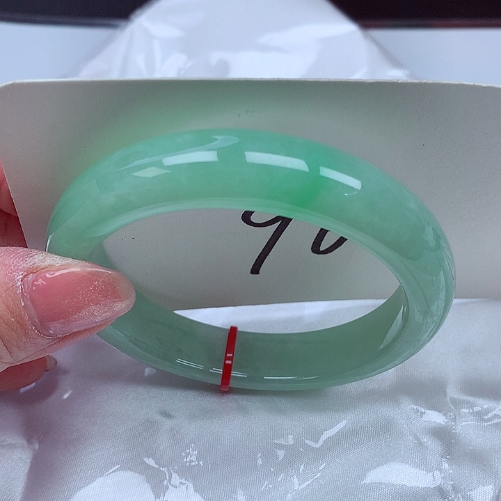 翡翠手镯未镶嵌翡翠