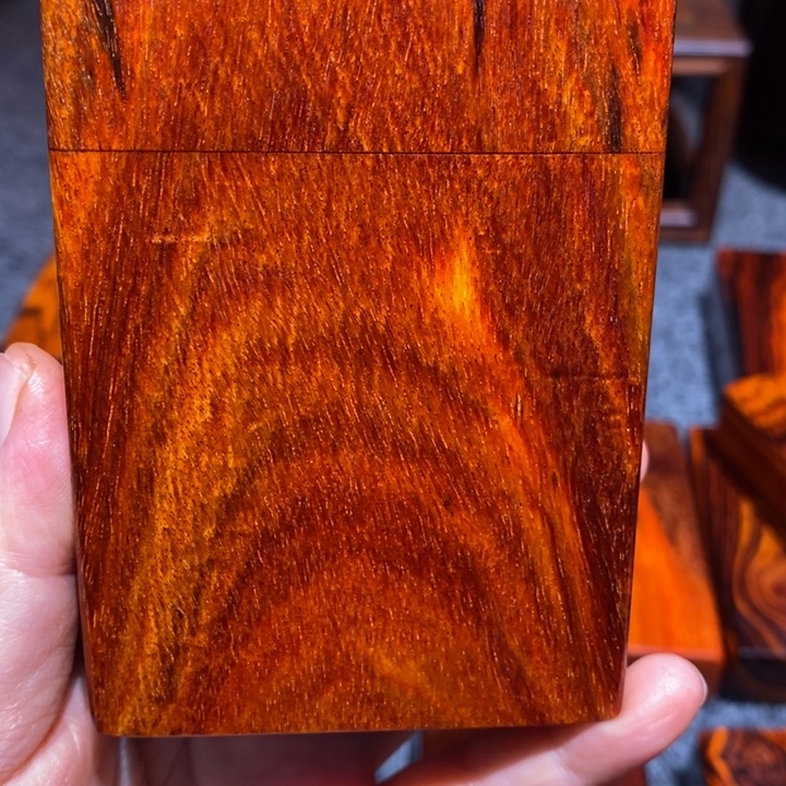 易***森染料紫檀（血檀）粗烟盒