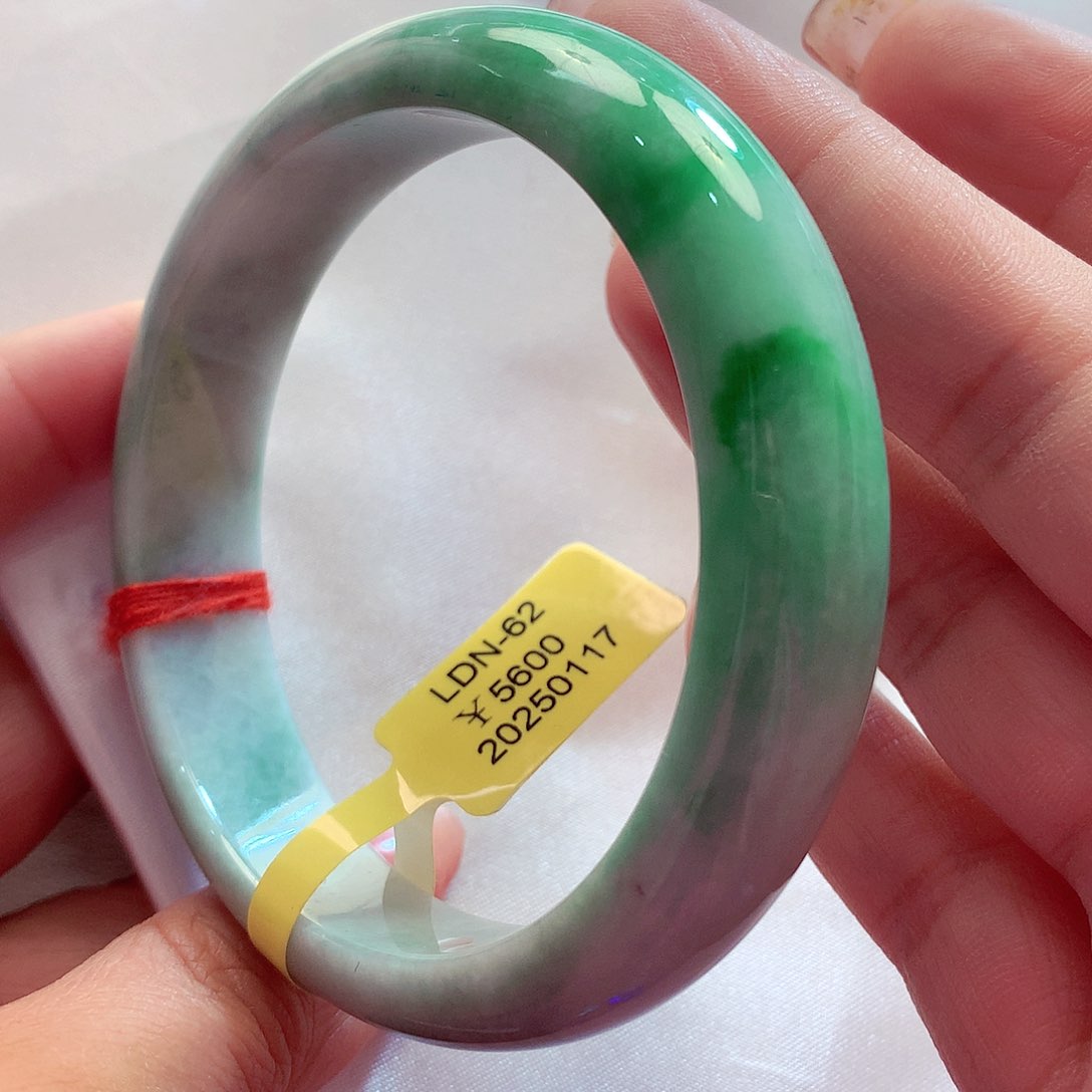 翡翠手镯未镶嵌翡翠