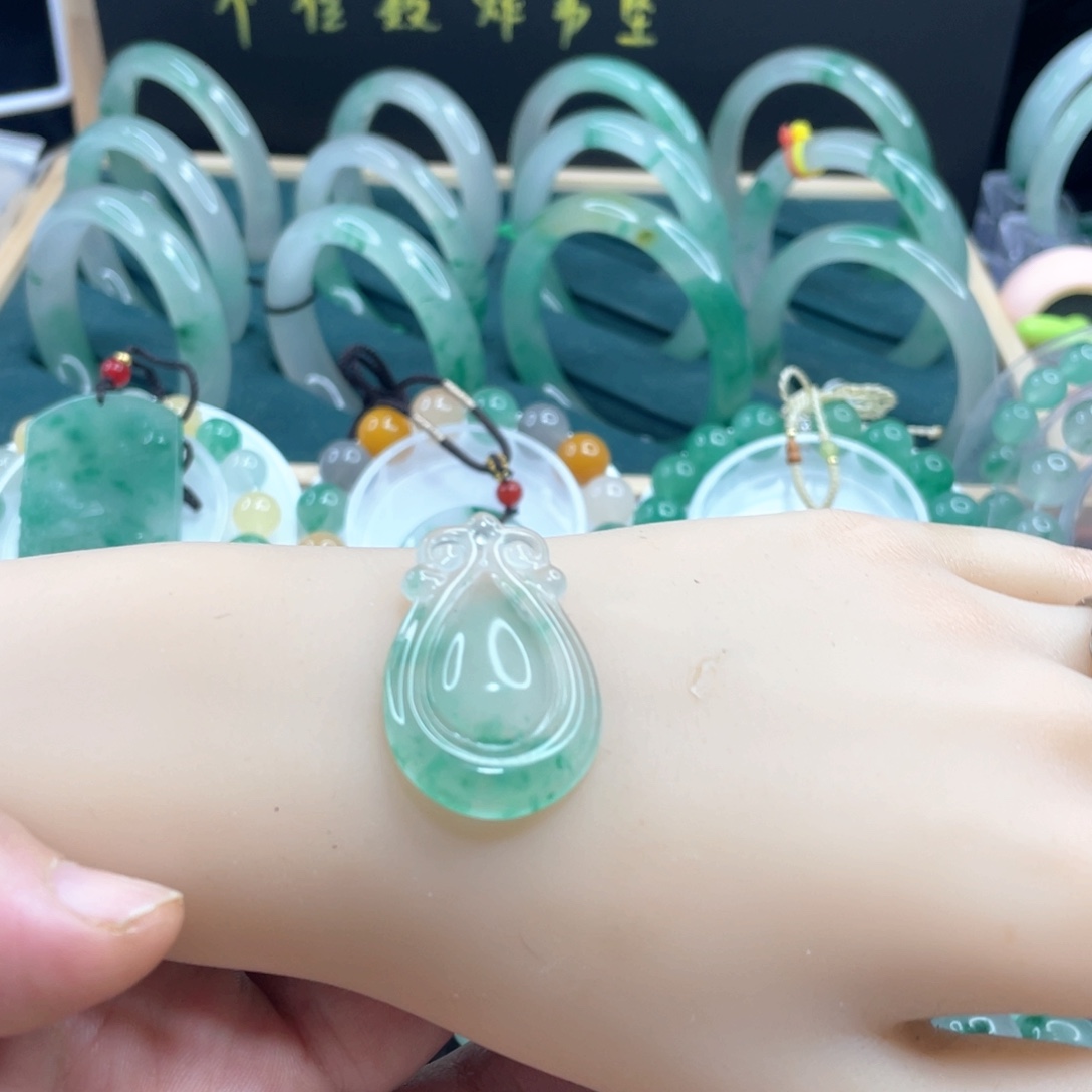 石英质玉未镶嵌颈饰