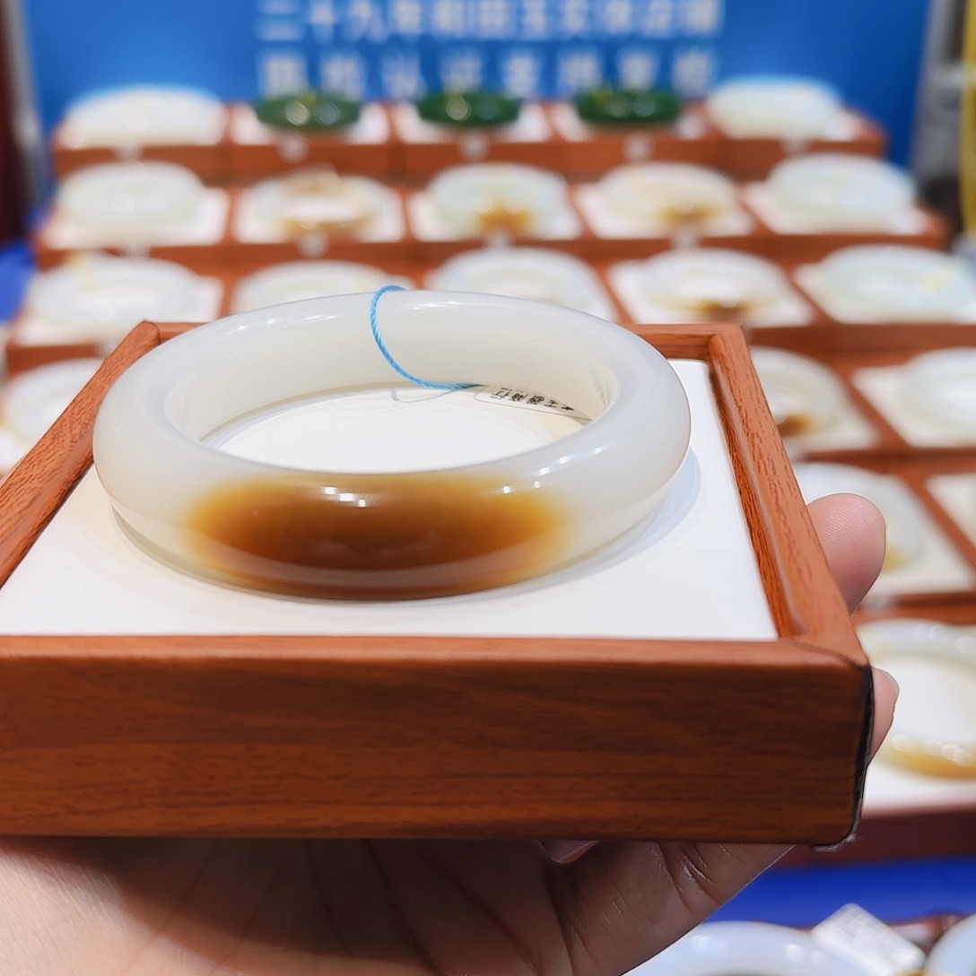 和田玉未镶嵌手镯