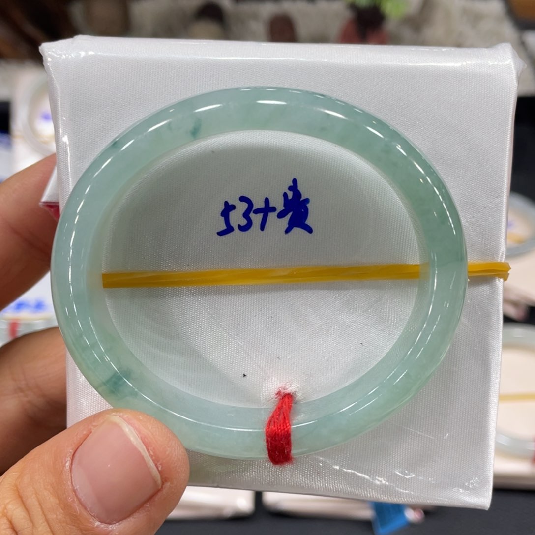 翡翠手镯未镶嵌翡翠