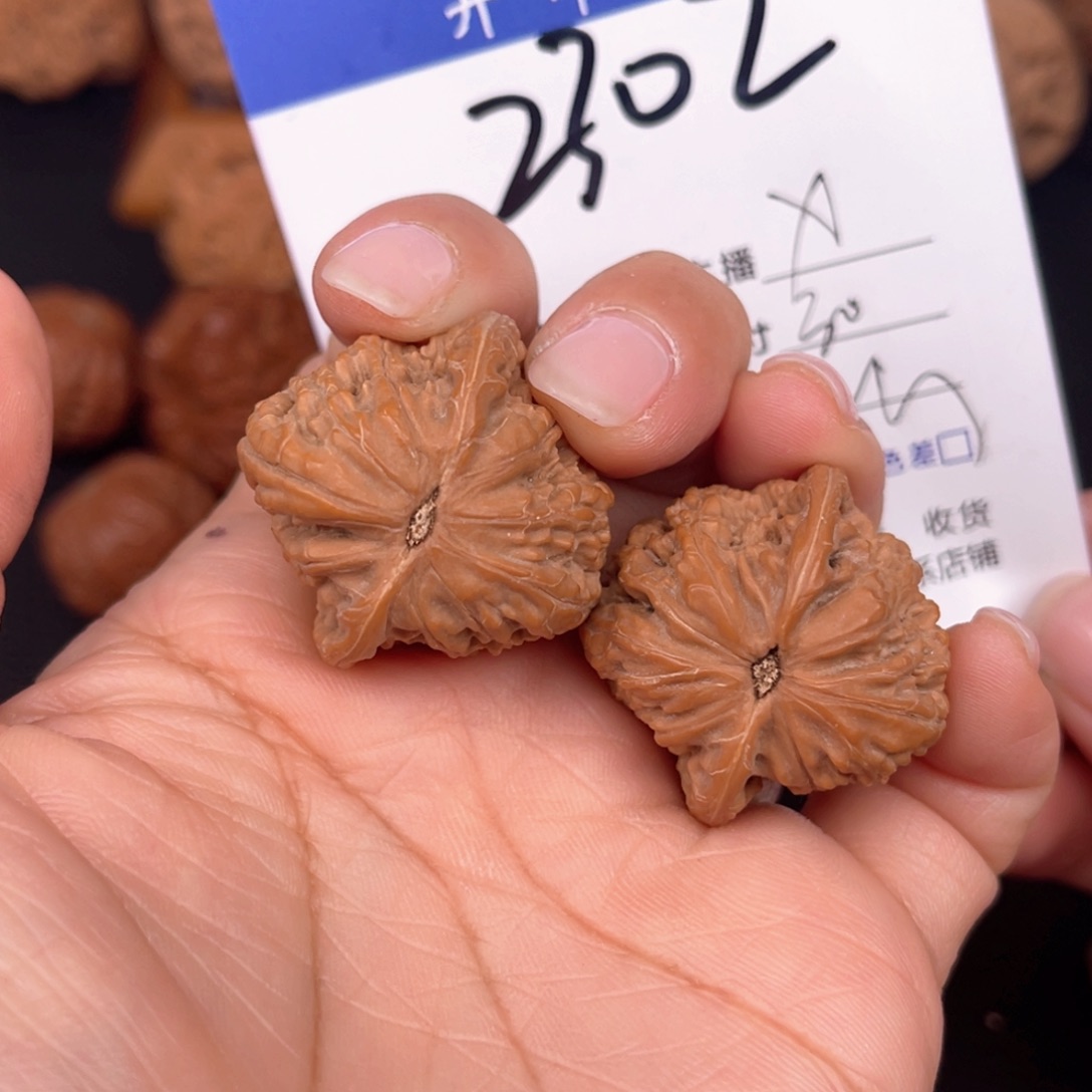 文玩核桃吊坠厉****姐磨盘30尺。  2302