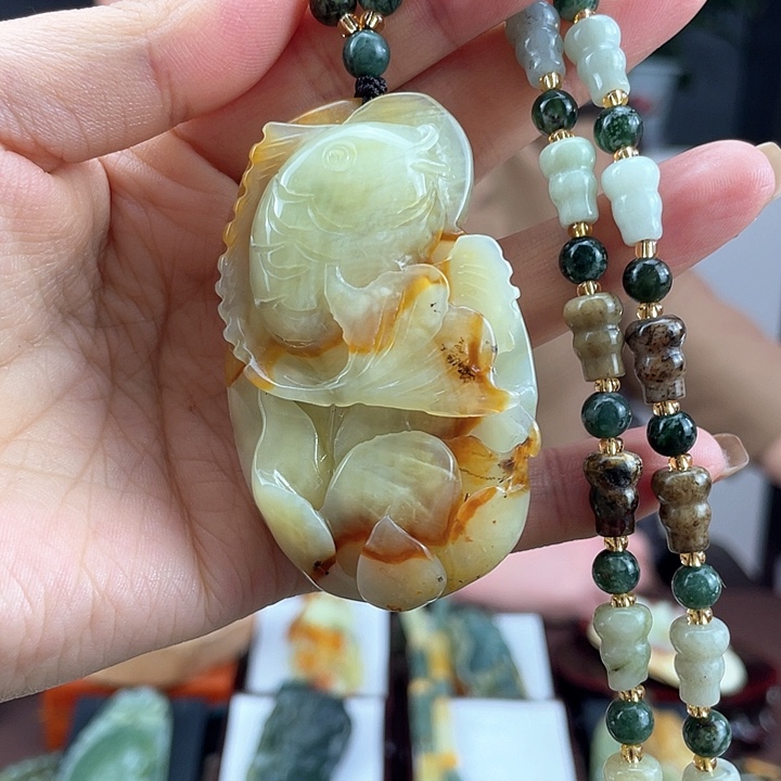蛇纹石玉颈饰未镶嵌