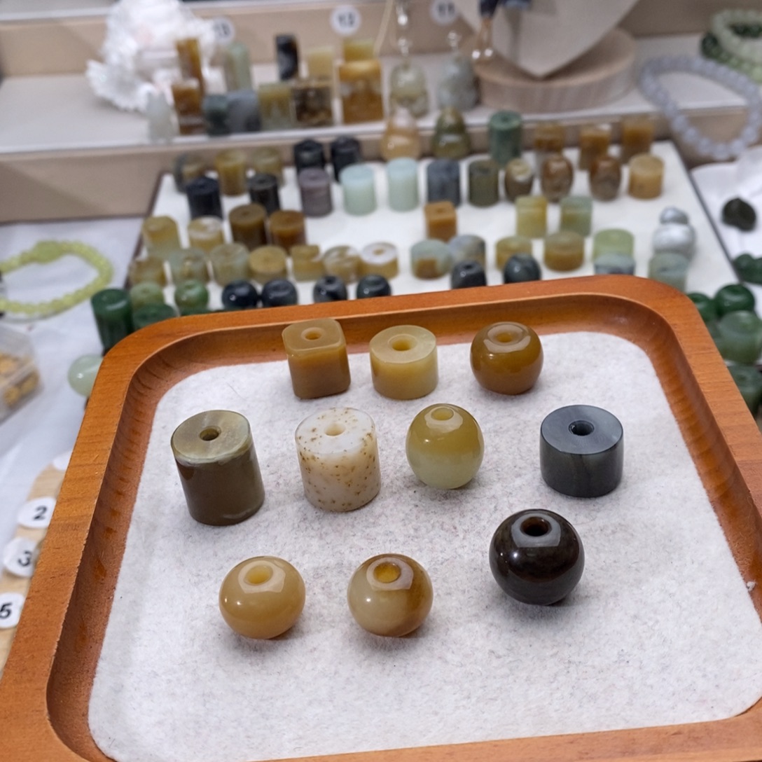 小***溪和田玉未镶嵌颈饰买断