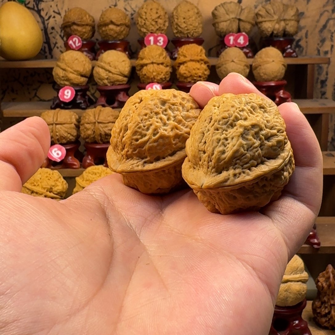 铁核桃把件羊角蟾