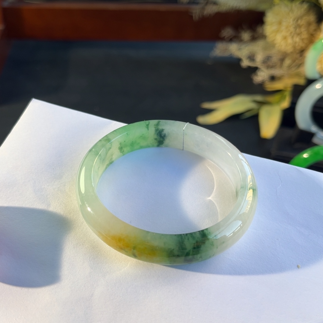 翡翠未镶嵌手镯黄加绿飘花