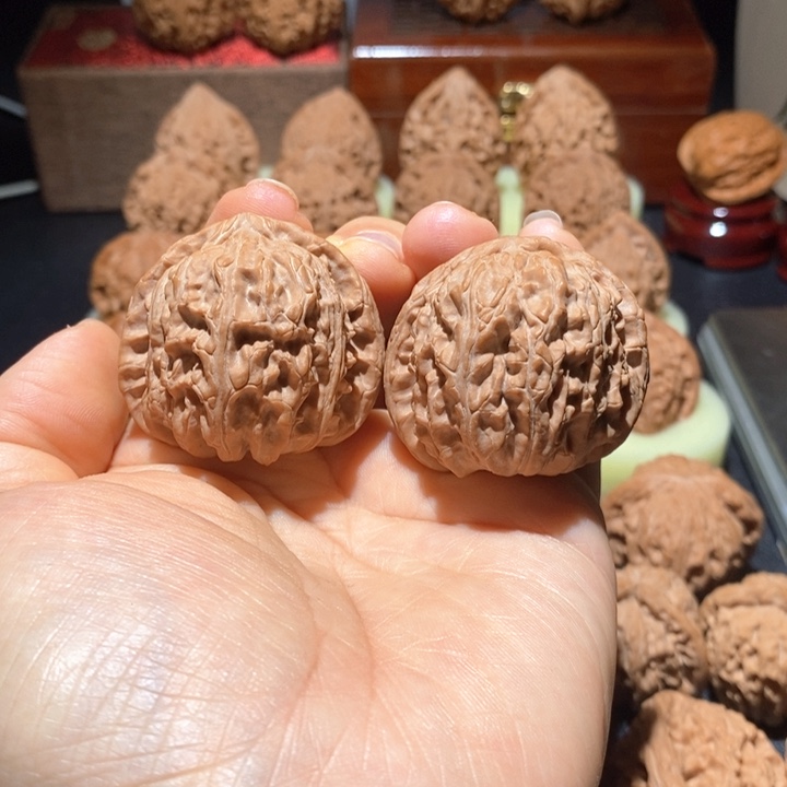 文玩核桃吊坠白狮子40+