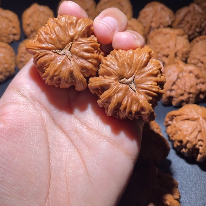 P***s桃核吊坠小妹三棱