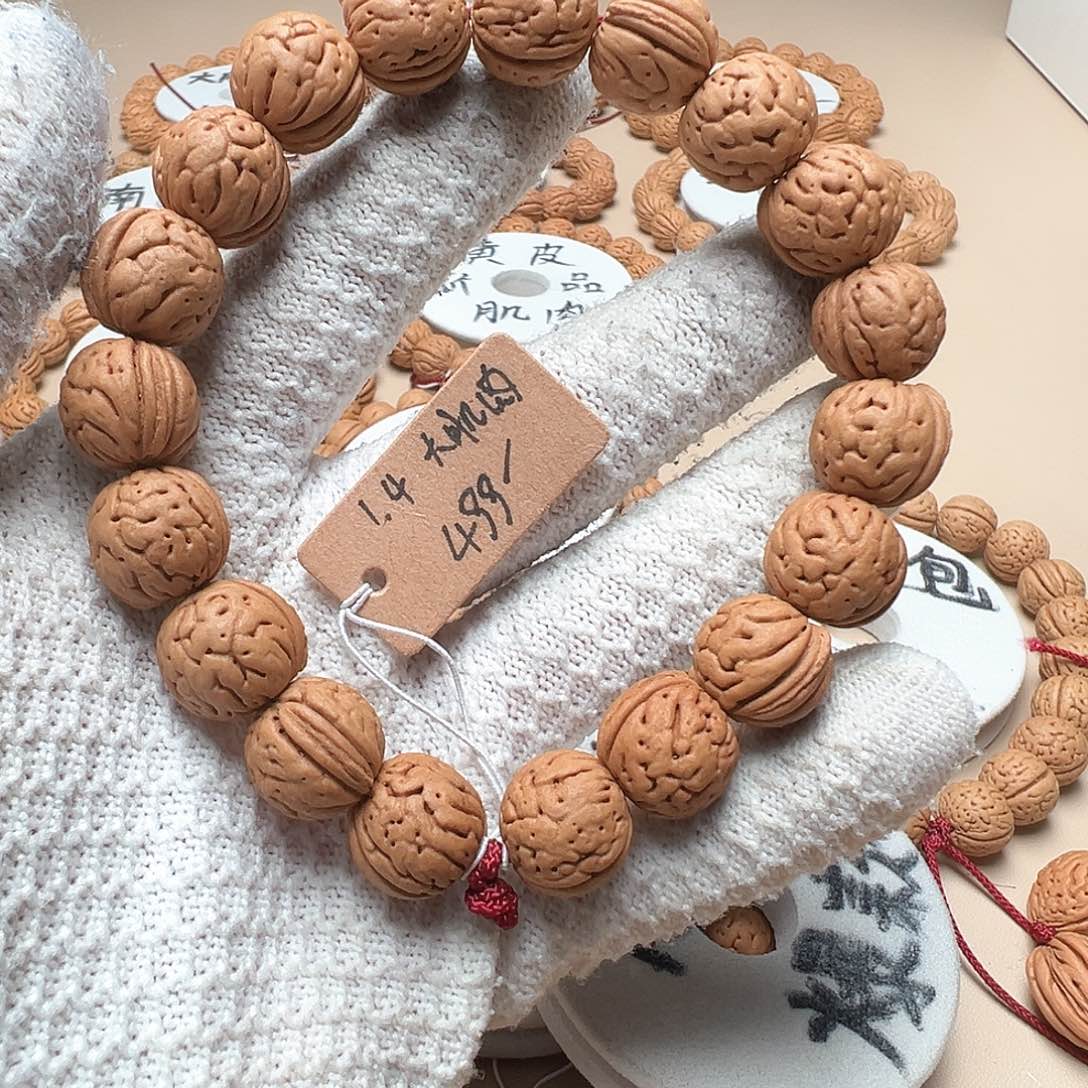 凡***.桃核手串1.4红皮大肌肉精品