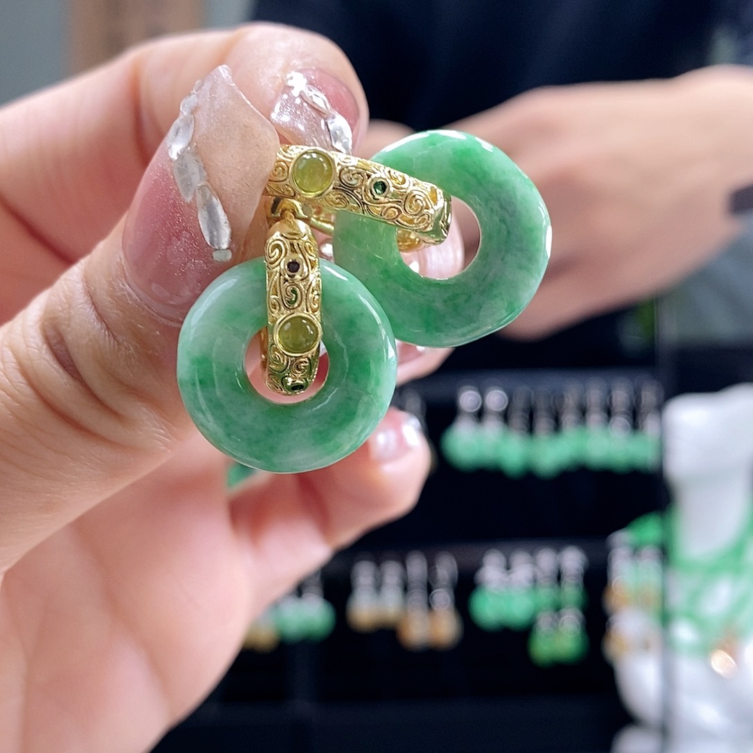 翡翠耳饰未镶嵌翡翠