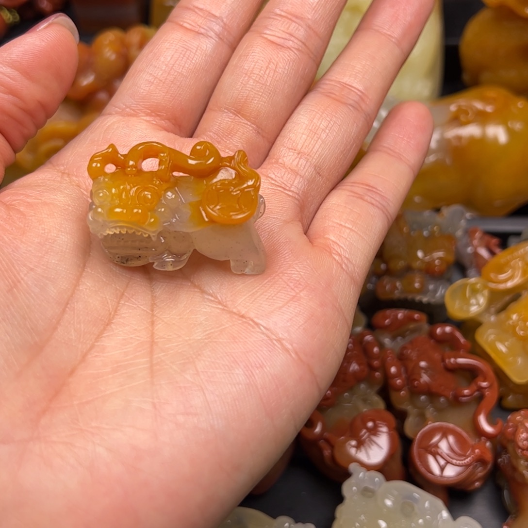 石英质玉（黄龙玉）未镶嵌颈饰