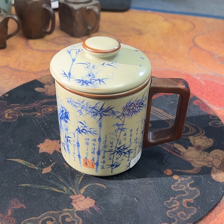 岑汝，青花文竹办公杯