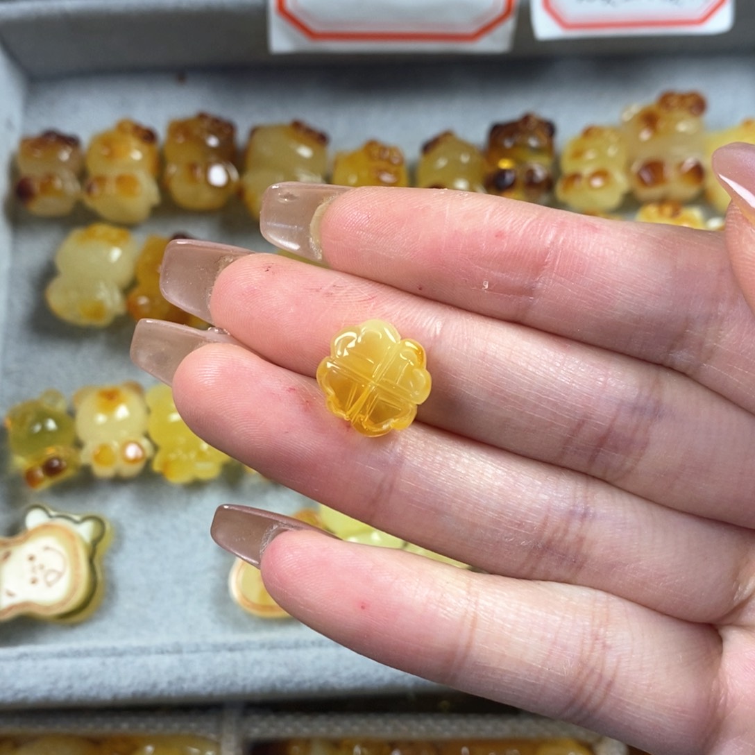 未镶嵌琥珀裸石四叶草