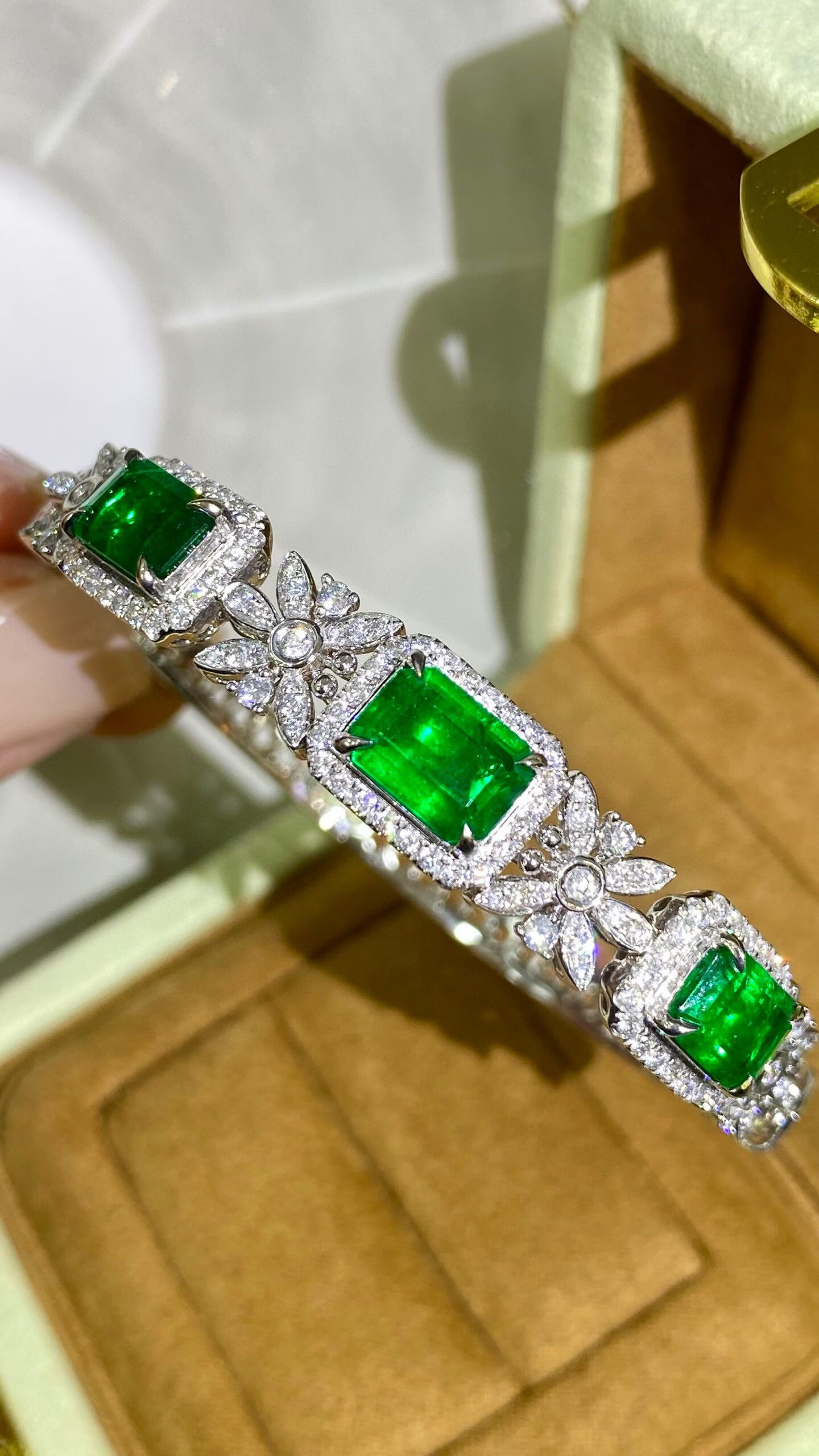 祖母绿18Ｋ金手镯！沃顿！主石5.23克拉！钻石1.64克拉！金重16.9克！