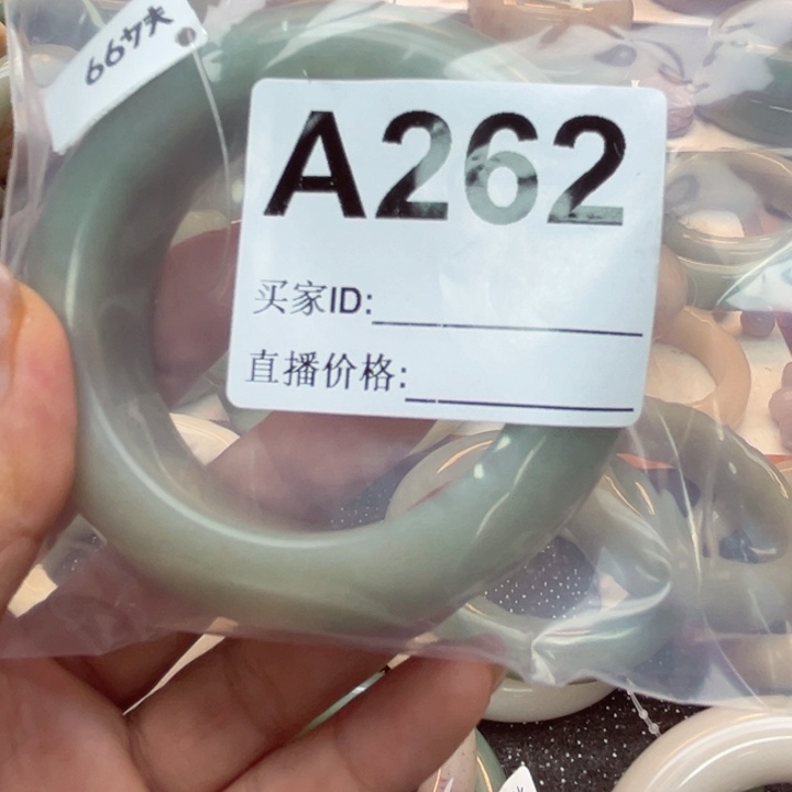 石英岩玉手镯未镶嵌好***?