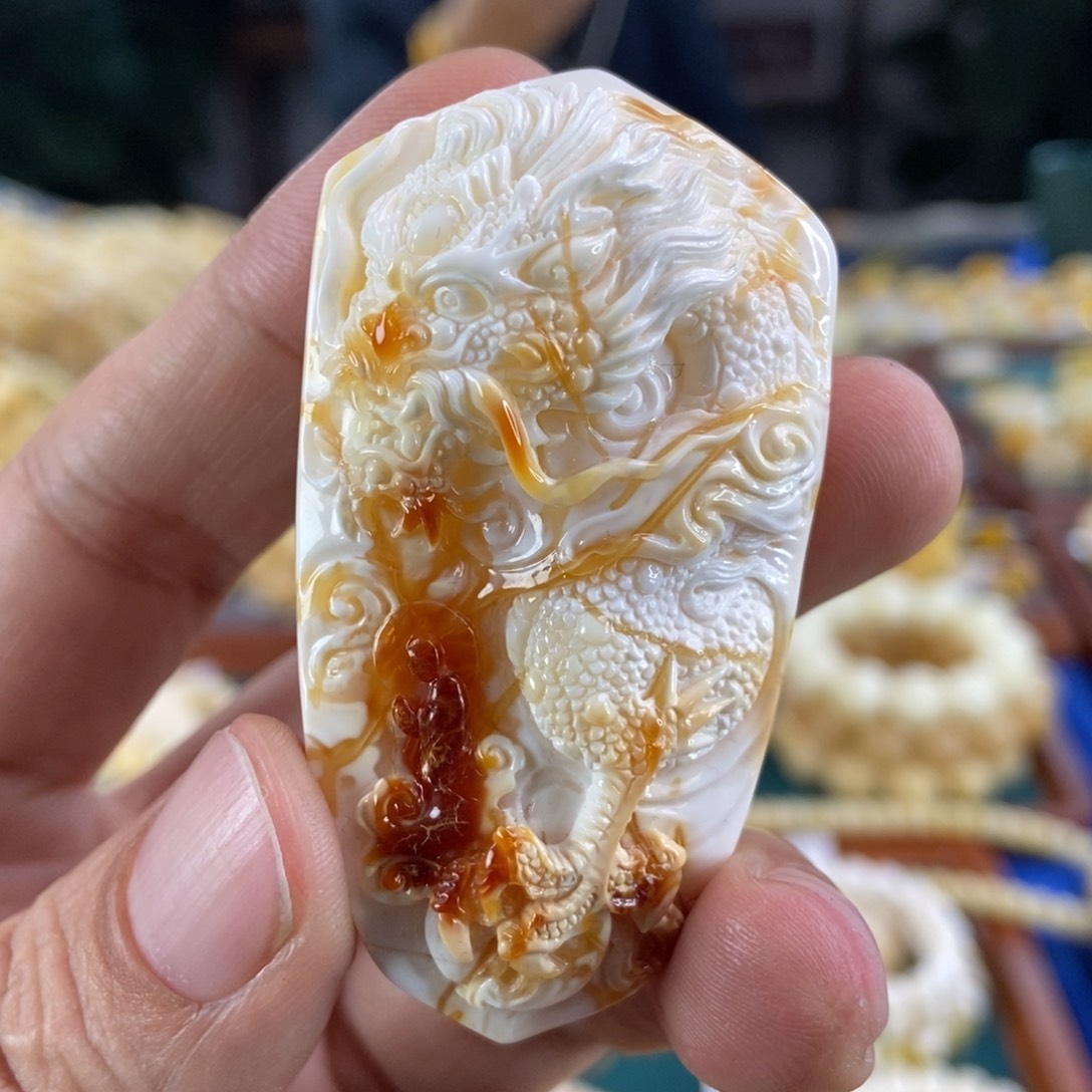 琥珀珠宝奇石未镶嵌白蜡龙牌24.9