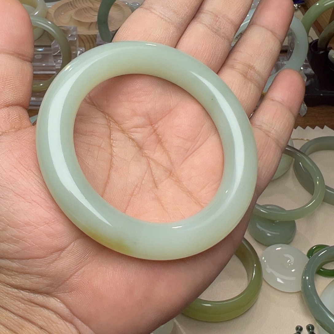 和田玉未镶嵌手镯