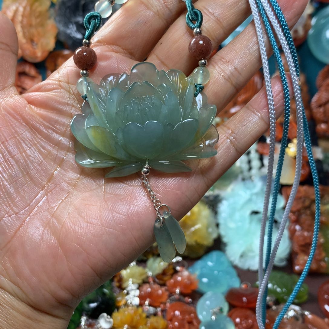 蛇纹石玉挂坠未镶嵌