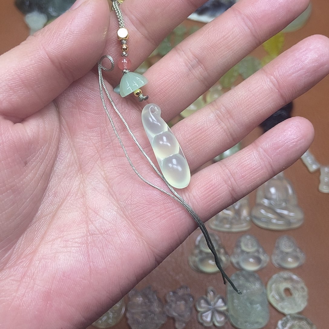 蛇纹石玉未镶嵌颈饰