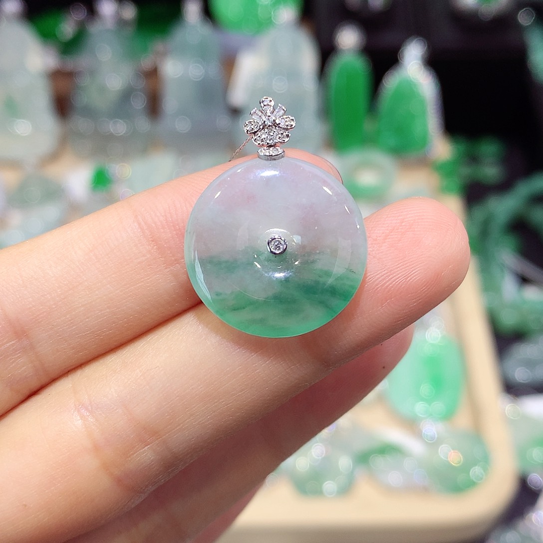 翡翠18K金镶嵌颈饰扣子