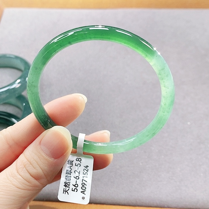 翡翠未镶嵌手镯（圆镯）