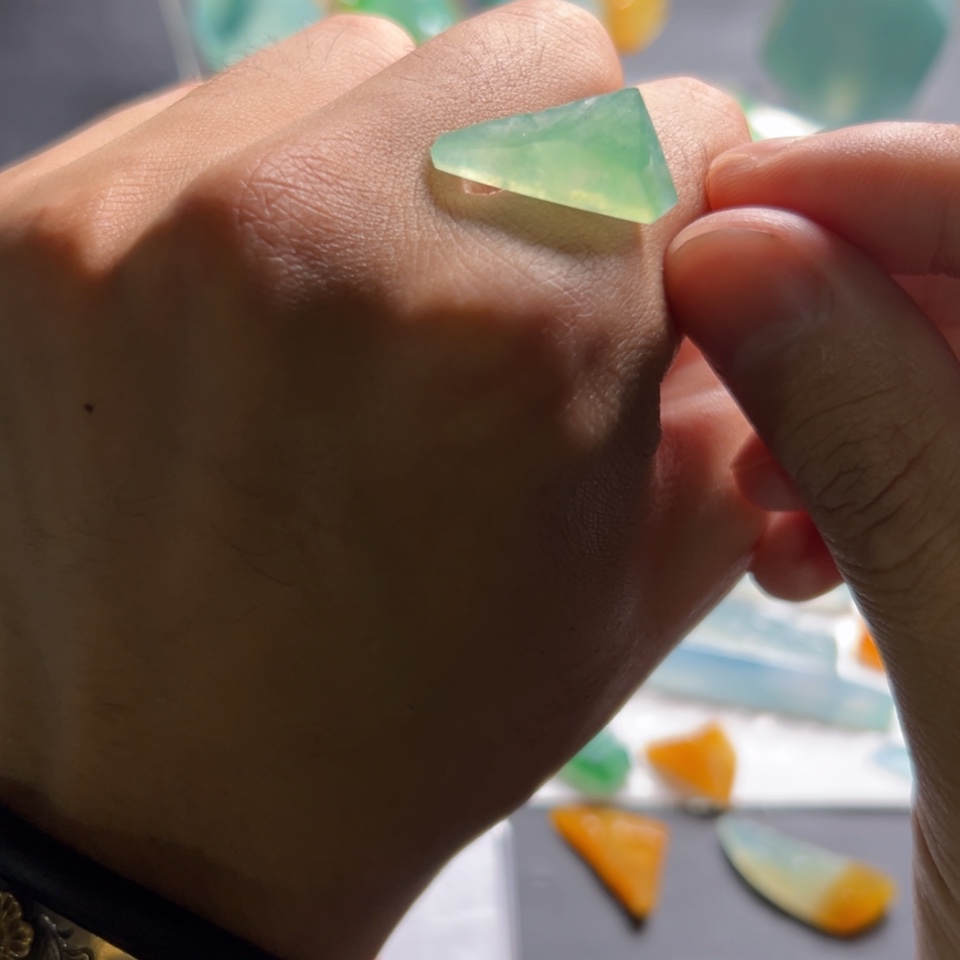 【闪购商品】定制翡翠未镶嵌冰种起胶甜绿色随形