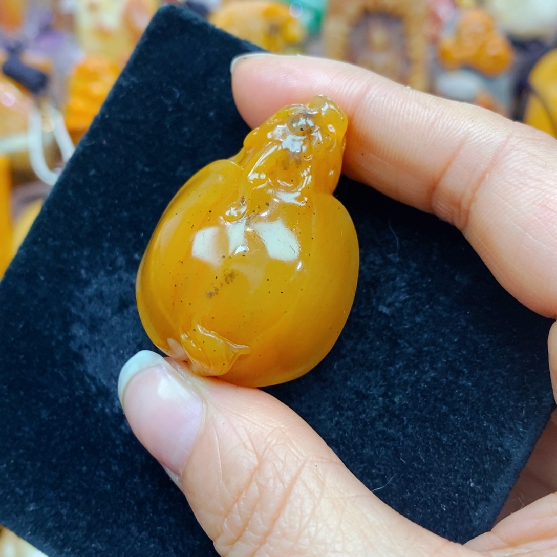 未镶嵌石英质玉（黄龙玉）颈饰